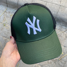 Load image into Gallery viewer, NY Yankees trucker cap
