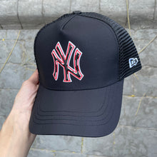 Load image into Gallery viewer, NY Yankees trucker cap
