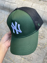 Load image into Gallery viewer, NY Yankees trucker cap
