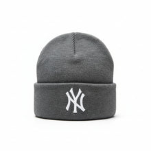 Load image into Gallery viewer, New York Yankees Essential Knit Cuff Beanie
