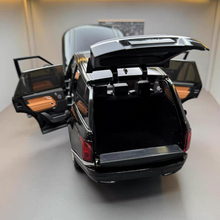 Load image into Gallery viewer, Range Rover Vogue HSE Luxury Edition (1:24 Scale Alloy Model)
